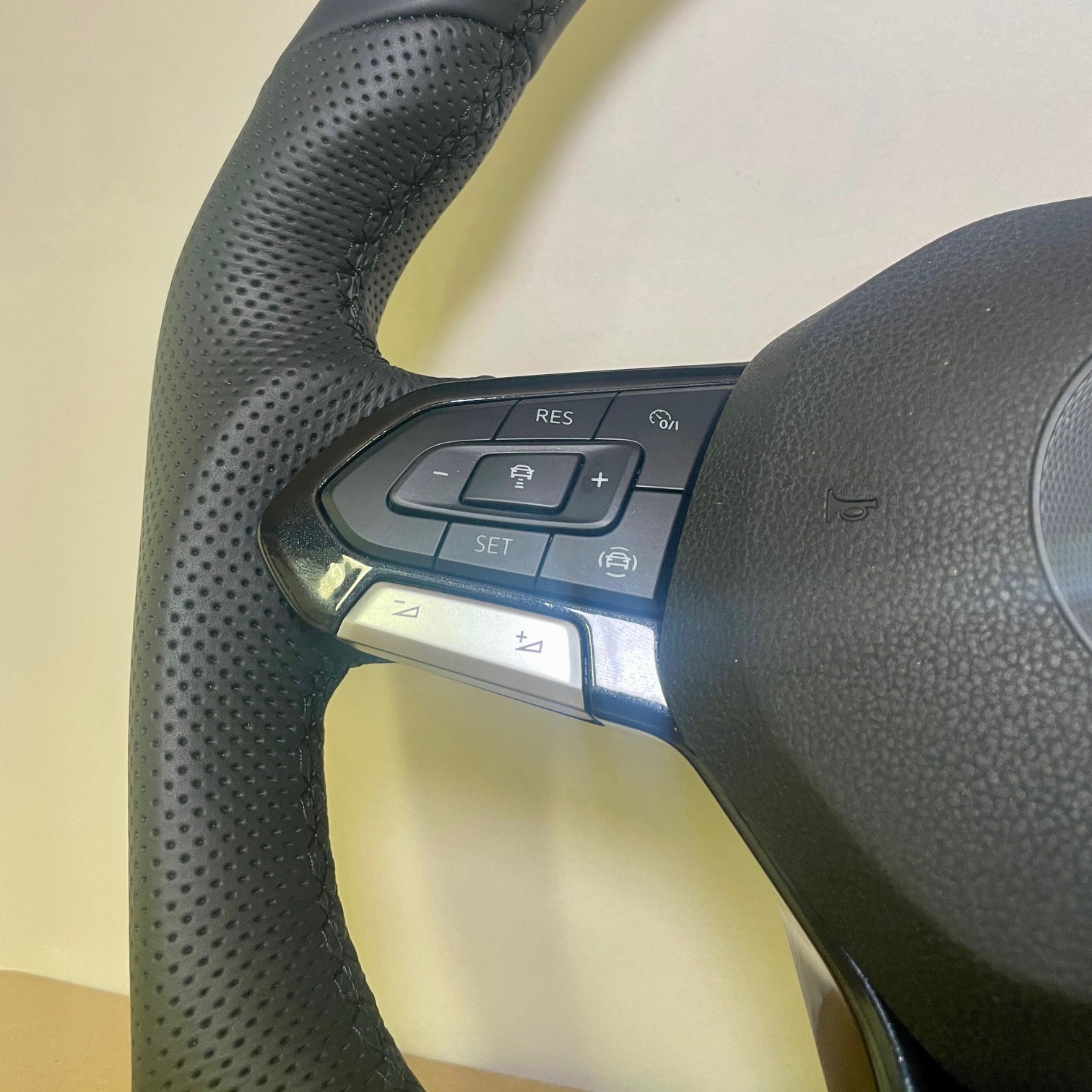 bad_boy_heated_steering_wheel_vw_transporter_t6_1_gloss_black_trim